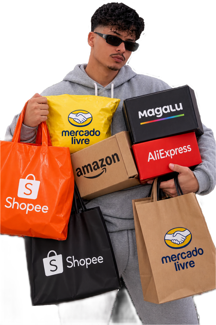 Mike, criador do Achados do Mike, segurando sacolas e caixas da Shopee, Mercado Livre, Amazon, Magalu e AliExpress